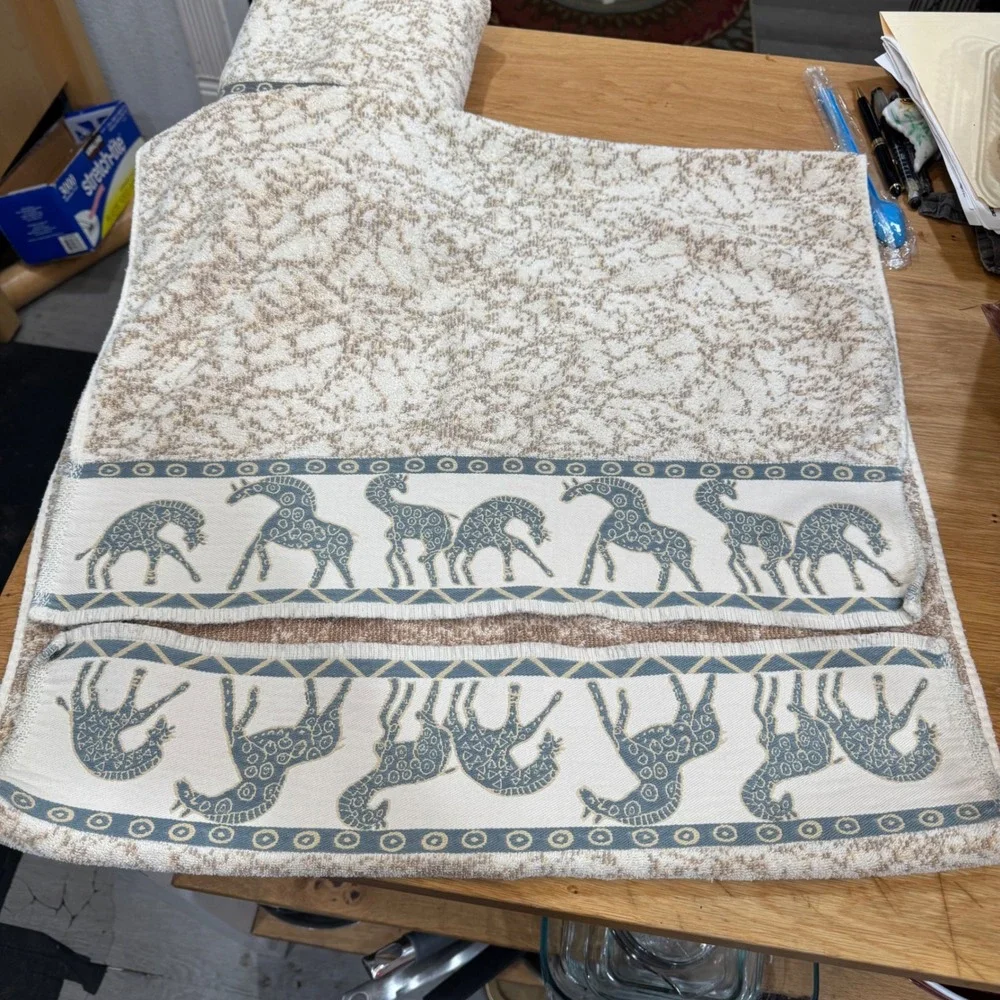 Vintage Giraffe Safari Bath Towels Set of 2 Blue Beige Cotton Jacquard Border